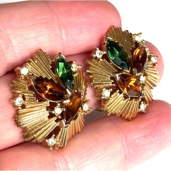 Vintage Trifari clip on earrings textured dimensional gold & rhinestones unique - Picture 2 of 7